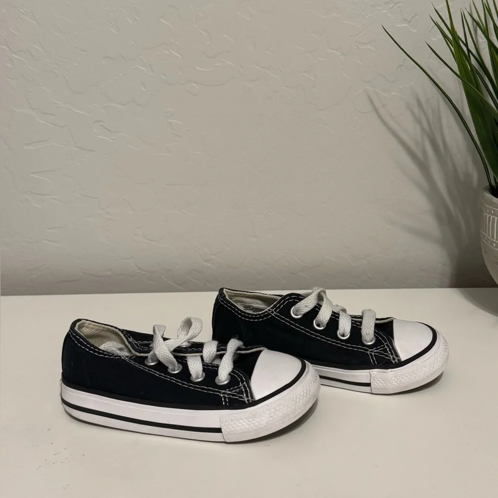 Converse unisex navy blue Chuck Taylor All-Star low tops.